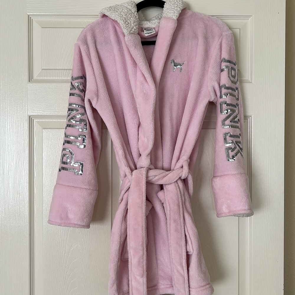 🩷VS PINK Hooded Short Robe🩷